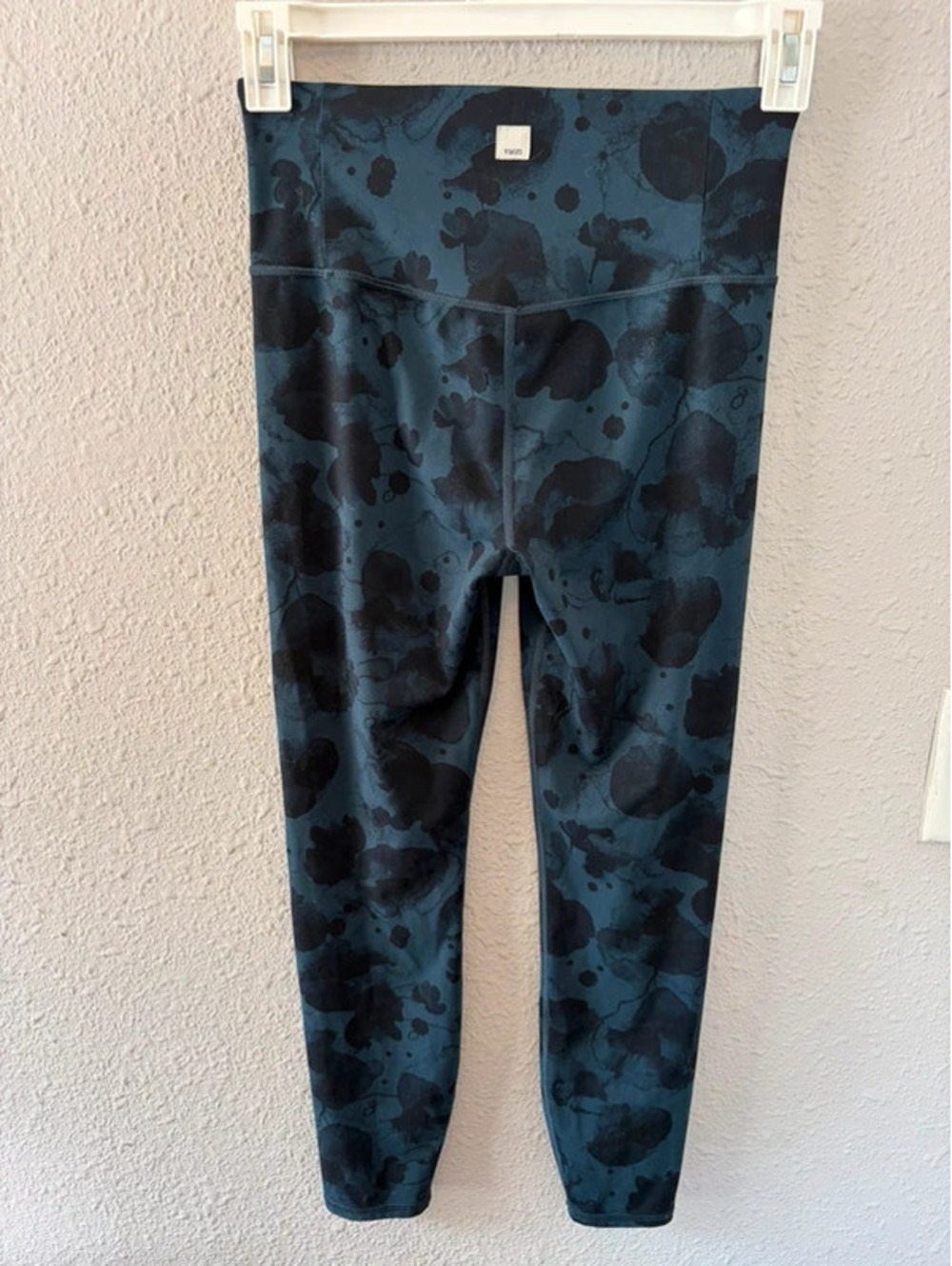 Vuori blue print leggings. Waist is 13in. Best for a M. EUC